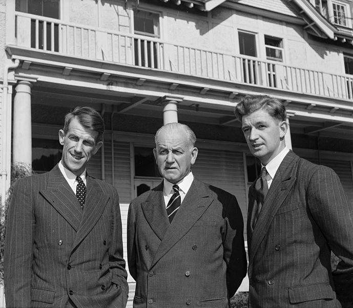 File:Sir Edmund Hillary, Sir Willoughby Norrie, and George Lowe at Government House, Wellington, 1953.jpg