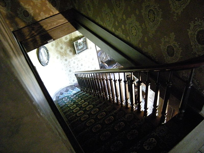 File:Snohomish - Blackman House Museum - staircase.jpg