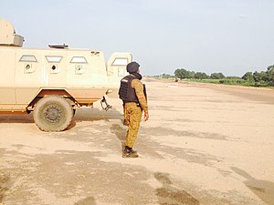Soldat burkinabè devant le palais présidentiel, Ouagadougou.jpg