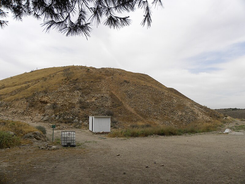 File:South western corner of tel Lachish (19666497061).jpg