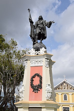 Socha na náměstí Plaza Colón