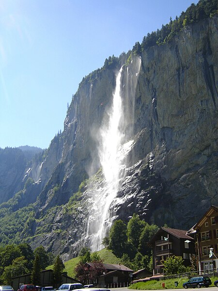 File:Staubbach Falls Summer.jpg