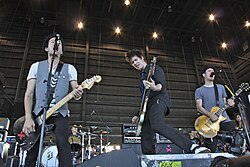 Skupina Sum 41 v roku 2010, zľava: Deryck Whibley, Steve Jocz (vzadu), Jason McCaslin, Tom Thacker