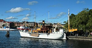 Svanevik vid Skeppsholmen i Stockholm, med S/S Orion som grannbåt. I bakgrunden Strandvägen, 2023.
