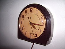 Synchronous electric clock, around 1940. By 1940 the synchronous clock became the most common type of clock in the U.S. Telechron clock 2H07-Br Administrator.JPG