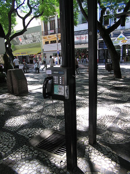 File:Telephone booth 9 Curitiba Brasil.jpg