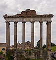 Il tempio di Saturno nel Foro Romano (inaugurato nel 501-498 a.C.).