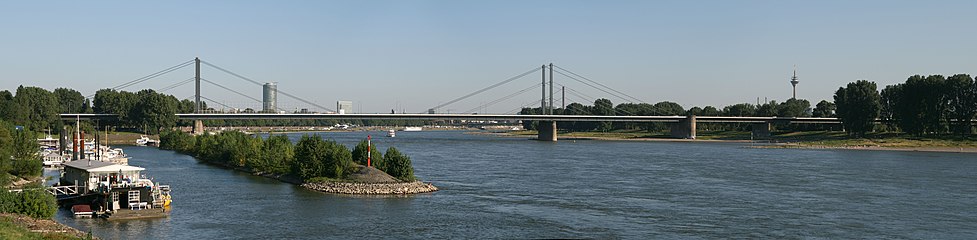 Blick auf die Theodor-Heuss-Brücke, vorne links der Yachthafen des Düsseldorfer Yachtclub, rechts im Hintergrund der Rheinturm