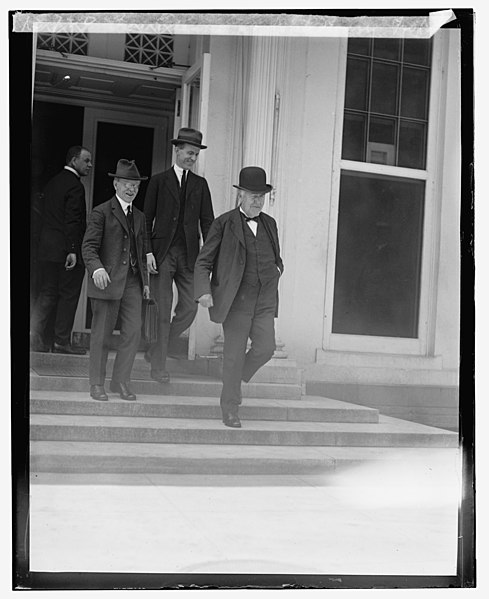 File:Thos. Edison at White House, 5-20-22 LOC npcc.06245.jpg