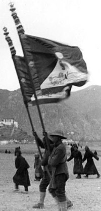 Miniatuur voor Bestand:Tibet national flags in 1938, carried by Tibetan soldiers in a military parade for the "de facto" independent Tibetan nation near the Potala, residence of the 13th Dalai Lama, as witnessed by a German photographer (cropped).jpg