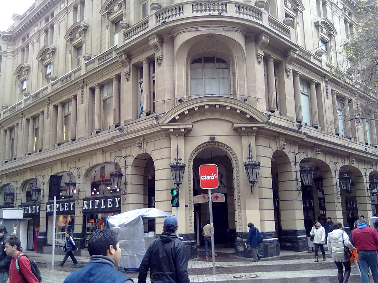 Archivo:Tienda Ripley Crillón, en el centro de Santiago, Chile (27