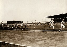 Tijdens de Olympiade in Parijs in 1924 loopt de Finse hardloper Paavo Nurmi als eerste in een, SFA022003202.jpg