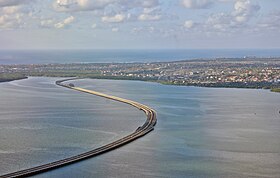 Vue aérienne du pont de Bali Mandara.