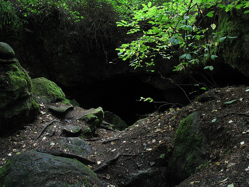 File:Torhola cave entrance Aug2008.jpg