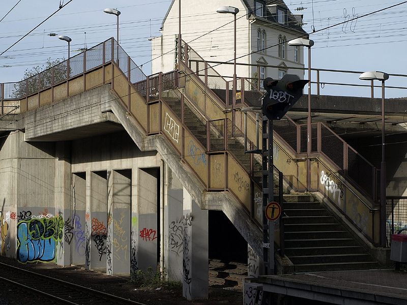 File:Treppen Haltepunkt Wuppertal-Langerfeld 909.jpg