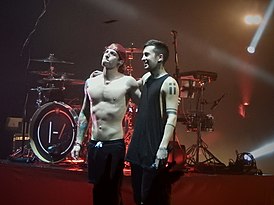 Josh Dun (vlevo) a Tyler Joseph.  Kapela vystupující na Brixton Academy, Londýn, 2016