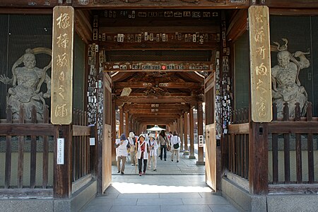 Два Нио, установленные справа и слева в воротах храма Дзэнцу-дзи[en]