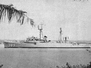 USS Durant (DER-389) ĉe Pearl Harbor c1963