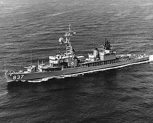 USS Sarsfield (DD-837) en rute ke Augusta Bay (Sisilia) pada tanggal 23 juli 1973.jpg