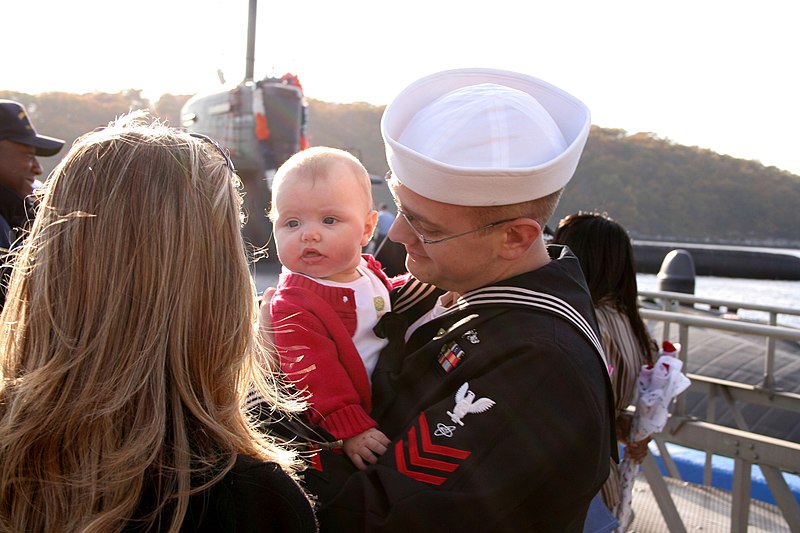 File:US Navy 051103-N-0653J-007 A Sailor assigned to the Los Angeles-class fast attack submarine USS Memphis (SSN 691), holds his daughter.jpg