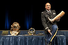 Az amerikai haditengerészet 120210-N-PM781-002 hadsereg főparancsnoka, Phillip Brashear, Carl Brashear főkapitány fia, apja protetikus lábát tartja. Hepj