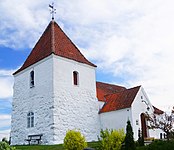 Udby Kirke er en velproportioneret kirke, der også fungerer som sømærke for indsejlingen til Randers Fjord.