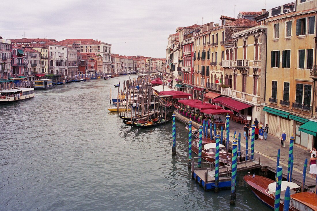 File:Venedig canal blick von brücke.jpg