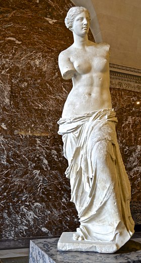 Statue en marbre de la déesse Aphrodite, retrouvée sur l'île grecque de Milos en 1820, et improprement baptisée la Vénus de Milo. Œuvre hellénistique, vers 150–130 avant notre ère.