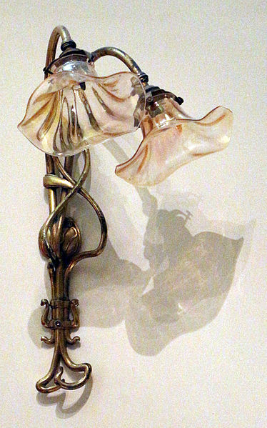 File:Victor horta, applique a due bracci per lampadine elettriche, 1903 ca.JPG