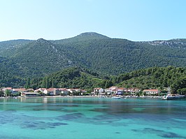 Uitzicht vanaf de zee naar Žuljana