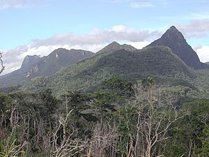 Vista lungo la catena montuosa Paitchau a ovest, da vicino a Tutuala.