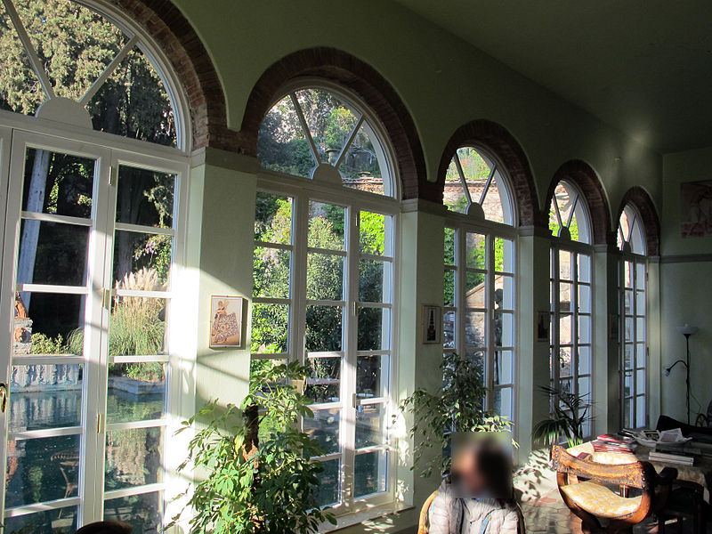 File:Villa nieuwenkamp, interno loggia piscina 01.JPG