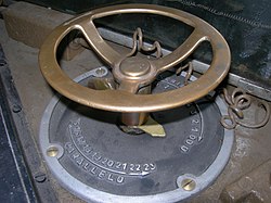 The Avviatore Automatico wheel that rotates during rheostatic exclusion; can be maneuvered manually in case of failure. Volantino avviatore E424.JPG