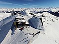 English: Aerial recording of Weissfluhjoch (2693 m, Davos/Klosters-Serneus/Arosa, Grisons, Switzerland). Deutsch: Flugaufnahme vom Weissfluhjoch (2693 m, Davos/Klosters-Serneus/Arosa, Graubünden, Schweiz). Rumantsch: Registraziun or da l'aria digl Weissfluhjoch (2693 m, Tavo/Klosters-Serneus/Arosa, Grischun, Svizra). Italiano: Registrazione aerea del Weissfluhjoch (2693 m, Davos/Klosters-Serneus/Arosa, Grigioni, Svizzera). Čeština: Letecký záběr hory Weissfluhjoch (2693 m), kanton Graubünden Švýcarsko Русский: Воздушная съёмка местности с горы Weissfluhjoch (2693 м), кантон Граубюнден, Швейцария 中文（简体）：瑞士阿尔布拉山脉Weissfluhjoch峰的航空摄影