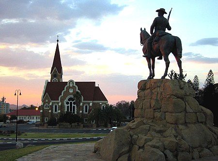 Windhoek Christuskirche Reiterdenkmal.jpg