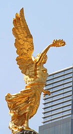 Anıtın tepesinde bulunan Nike heykeli