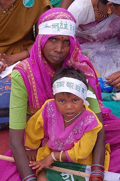 File:Woman and child at farmers rally, Bhopal, Nov 2005.jpg