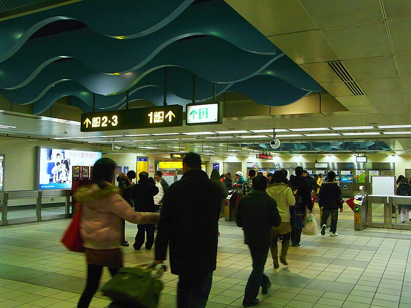 File:Xinpu MRT Station Concourse.JPG