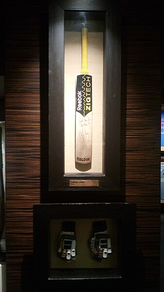 File:Yuvraj Singh's bat and gloves at Blades of Glory Cricket Museum, Pune.jpg