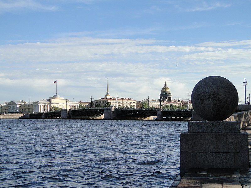 File:Вид на Дворцовый мост со стрелки Васильевского острова - panoramio.jpg