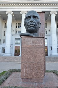 Памятник Серафимовичу в Волгограде
