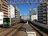 上り新宿駅方向。当駅ホームは外側2線が京王線、内側2線が線増部となる京王新線（2014年12月）