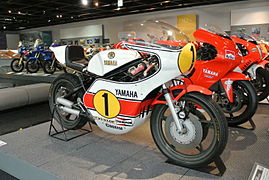 La Yamaha YZR500 OW23 que pilotà Giacomo Agostini el 1975