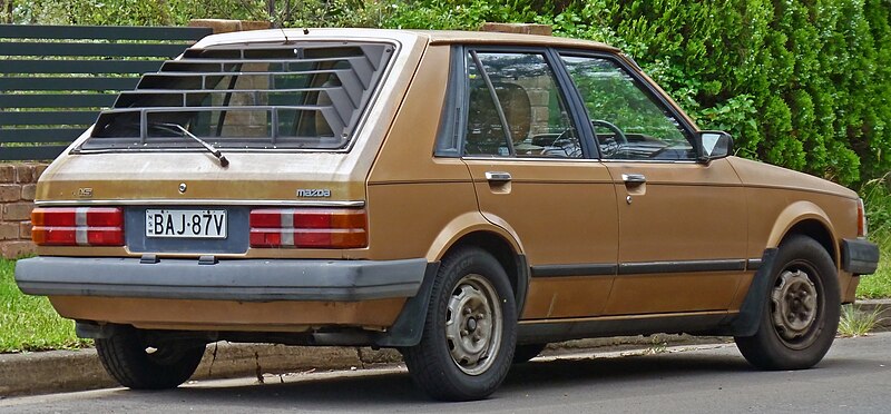 File:1984 Mazda 323 (BD Series 2) Deluxe 5-door hatchback (2010-12-17) 02.jpg