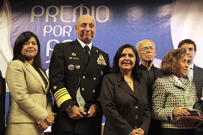 File:1ERA DIVISIÓN DEL COMANDO CONJUNTO DE LAS FUERZAS ARMADAS RECIBIÓ "PREMIO POR LA PAZ" (9841133925).jpg