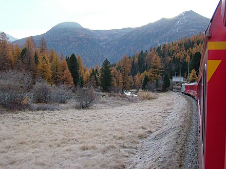 Southbound train heading for Bever Südwärts fahrender Zug auf dem Weg nach Bever