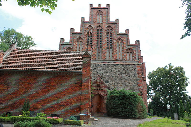 File:2012 Kirche Karow Westseite.JPG