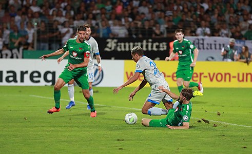 DFB-Pokal 2018/19, 1. Runde: Amine Harit (FC Schalke 04) wird von Philip Messingschlager (1. FC Schweinfurt 05) innerhalb des Strafraums gefoult