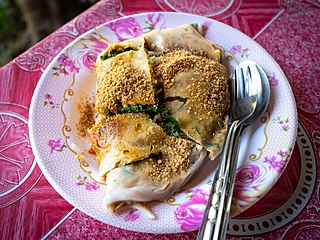 Khao soi noi songkhrueang is a Shan dish: a wrap made from steamed rice flour batter with a filling of steamed vegetables and dusted with ground peanuts.