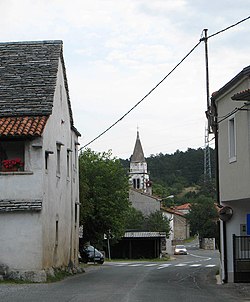 Principal rua e igreja em Divača